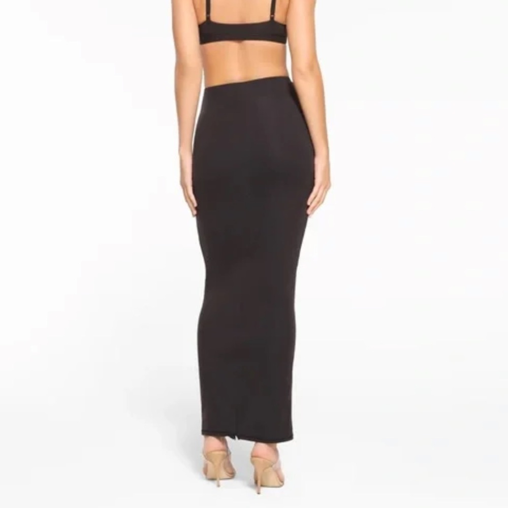 SKIMS SOFT SMOOTHING SEAMLESS LONG
TUBE SKIRT I ONYX -